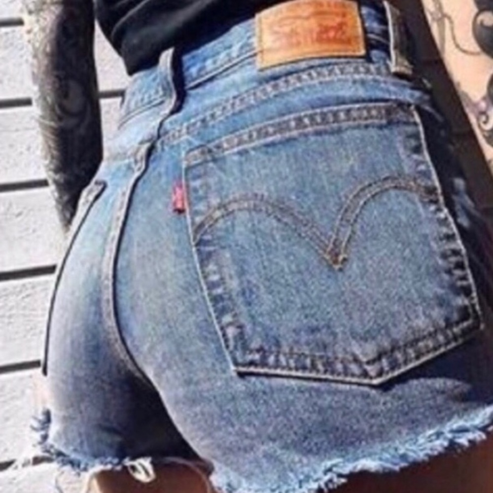 NWT Levi’s Wedgie jean shorts